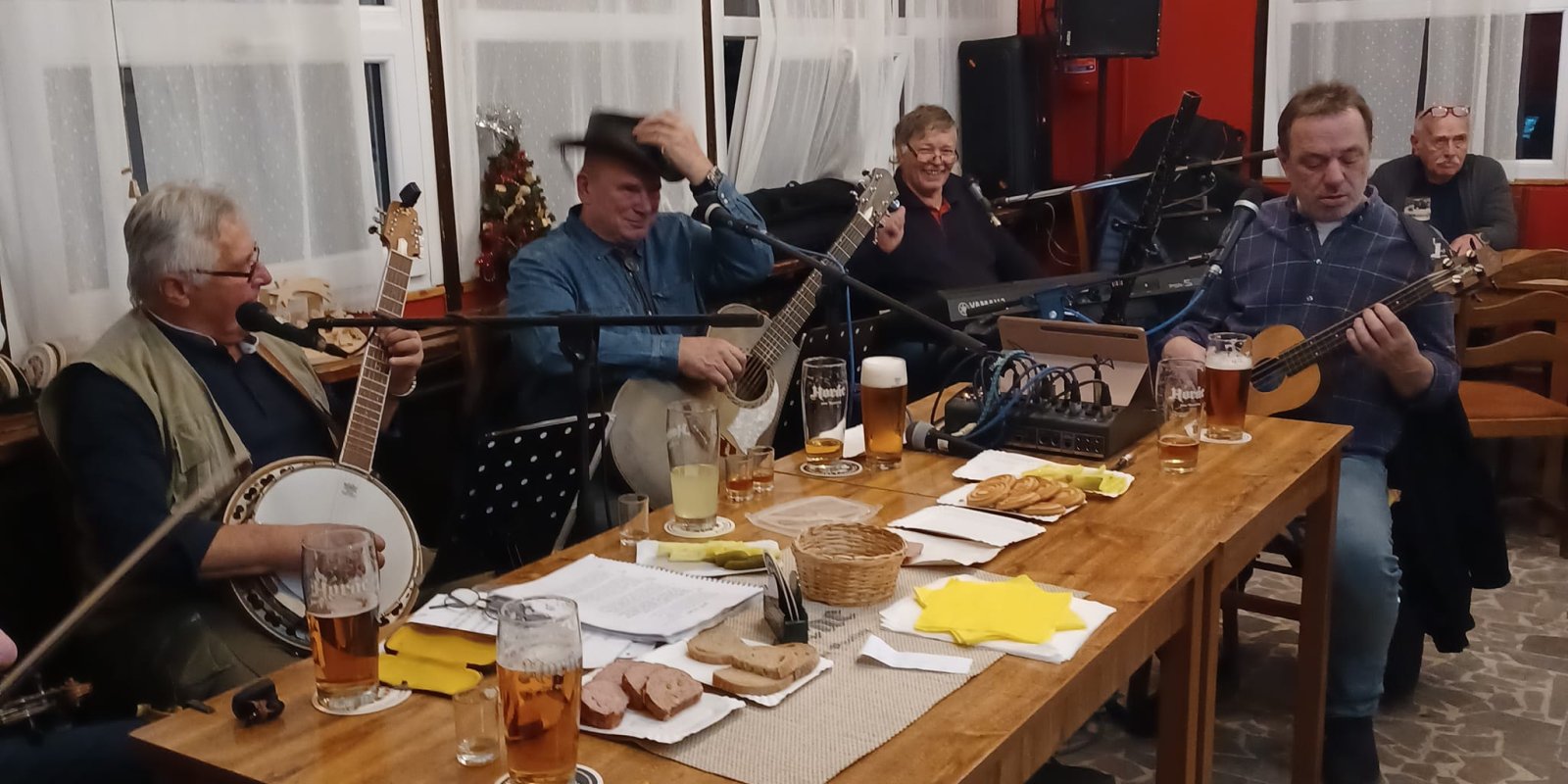 Kapela AHOJ hraje seniorům      