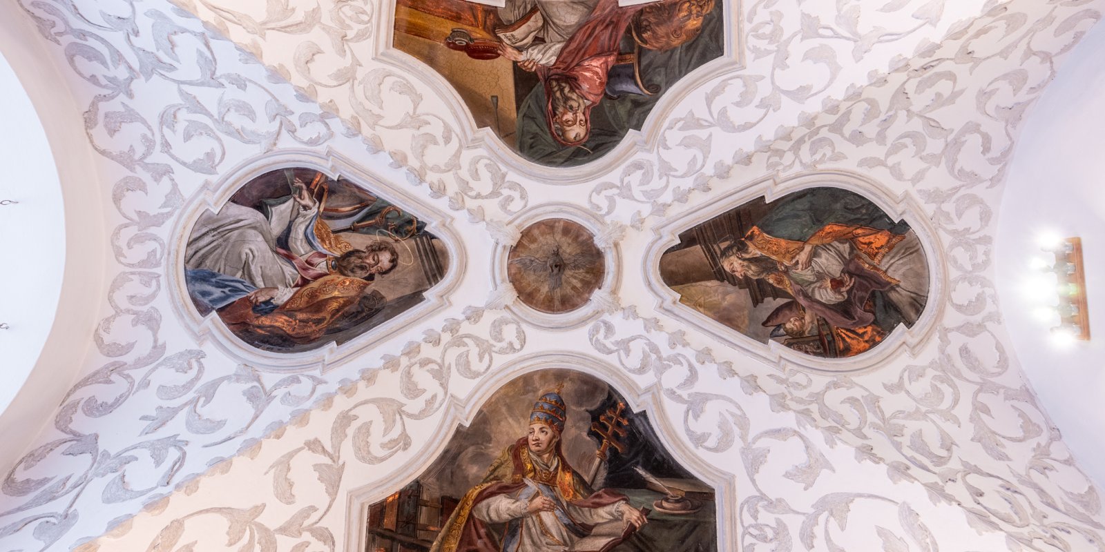 Interiéry minoritského kostela a kláštera Nanebevzetí Panny Marie - kapacita naplněna