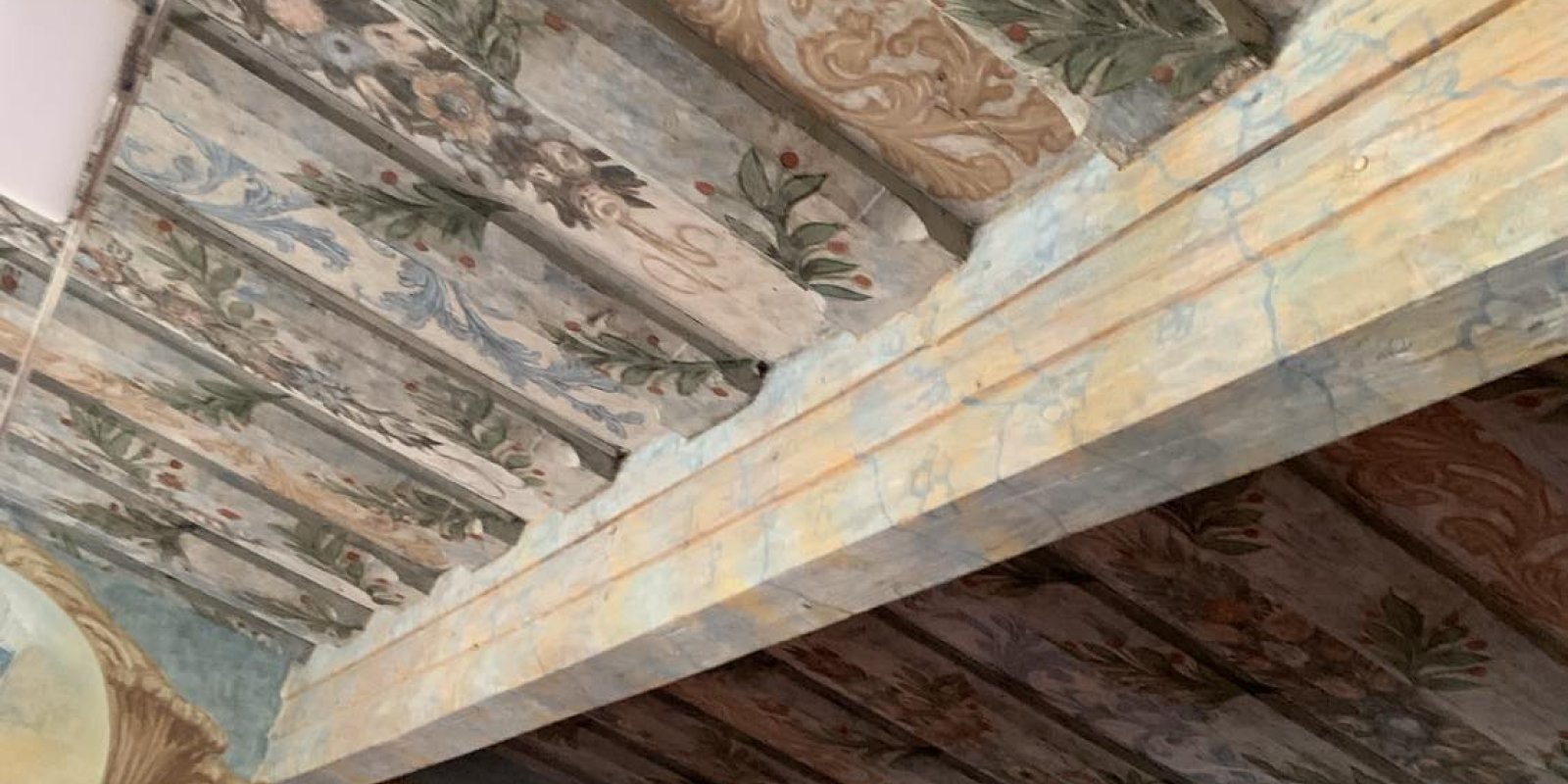 Abstraktní výmalba Hudebního sálu