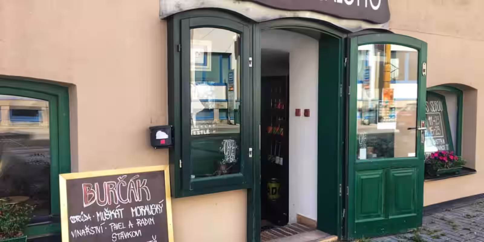 Kavárna Salotto a Vinárna Vinové