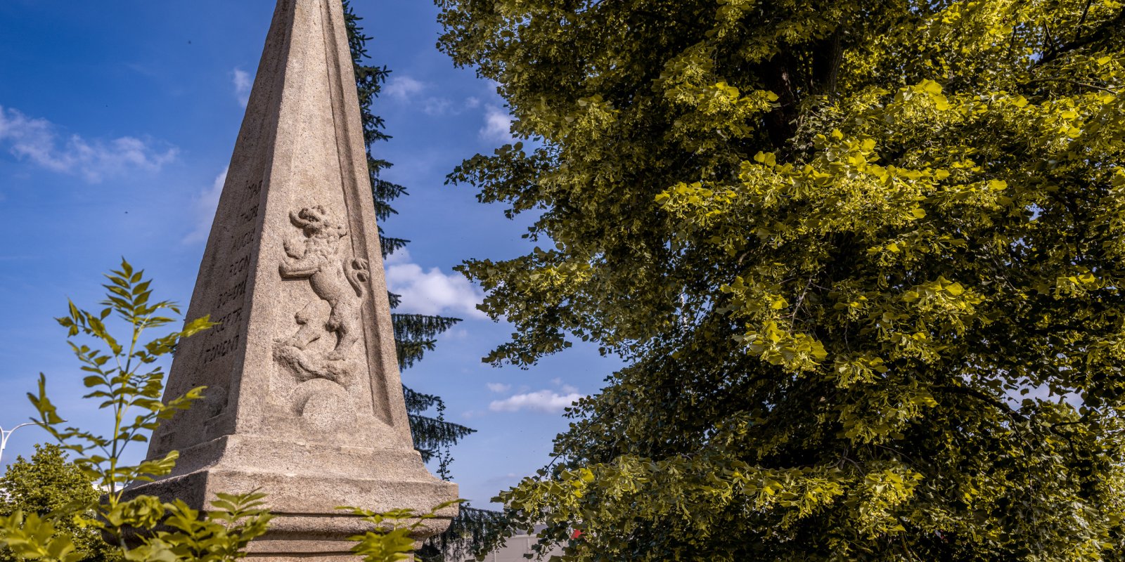 Krajinou hraničních kamenů až k památníku přísahy královské