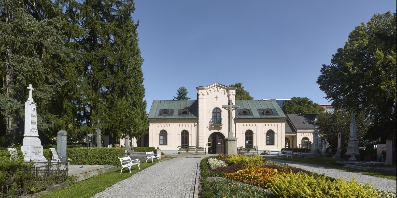 Kaplí Nanebevstoupení Páně za historií Ústředního hřbitova