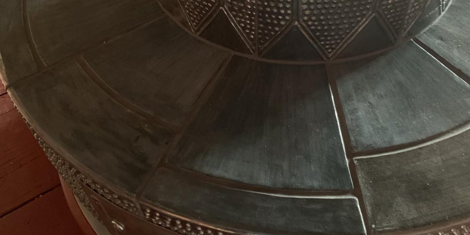 O kachlových kamnech v malovaném sále a apartmánu