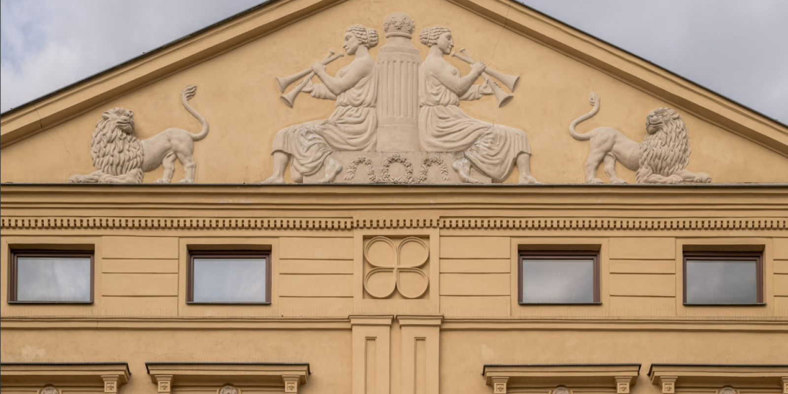 Majitelé a historické proměny domů U Zlatého Lva