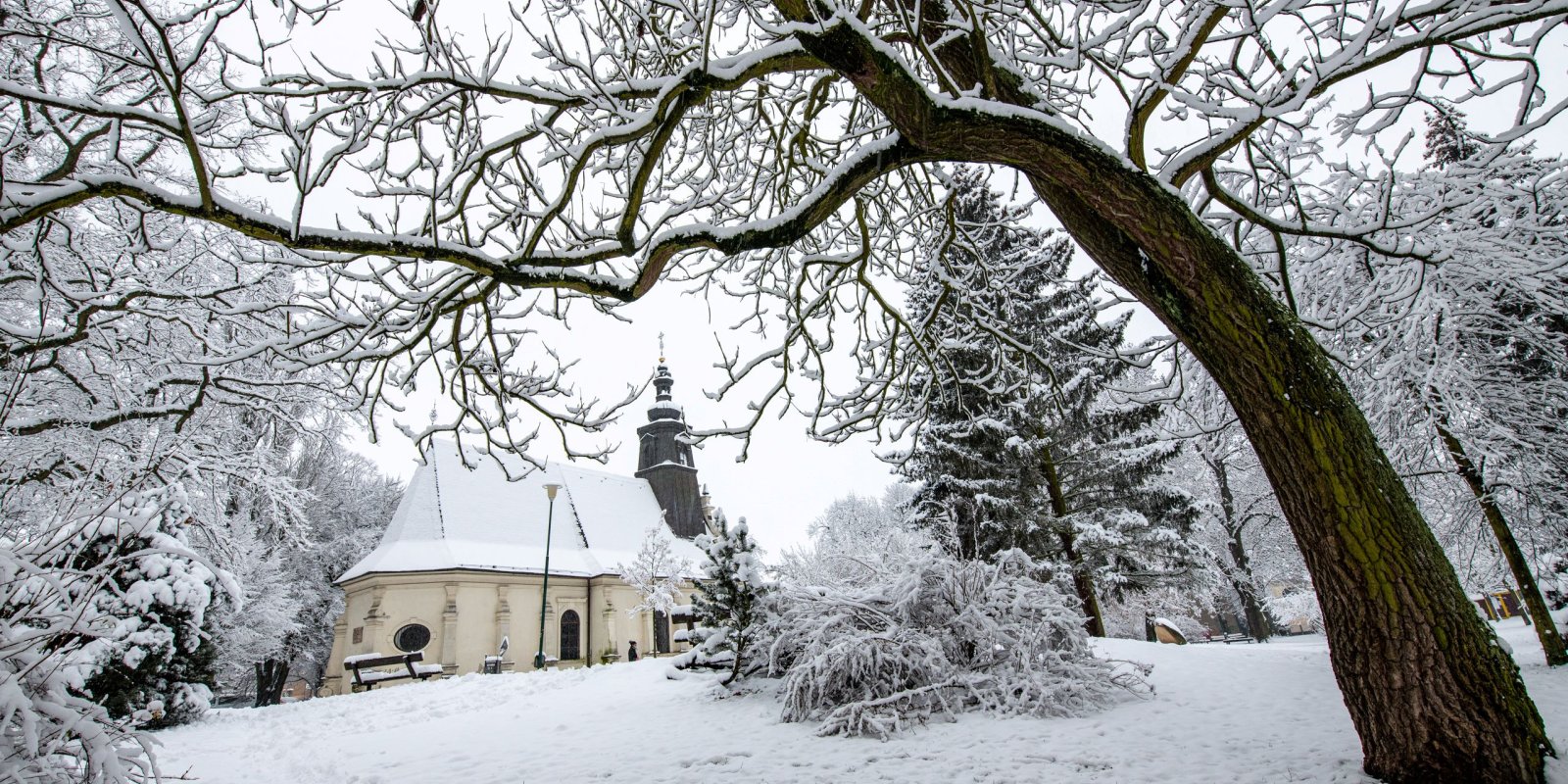 Interiéry kostela svatého Ducha, chrám církve pravoslavné - kapacita naplněna