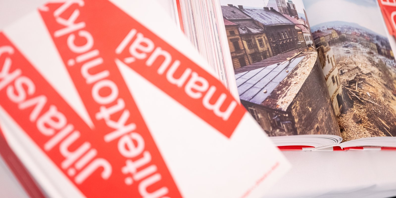 Vytištěná města: Debata o architektonických manuálech a průvodcích památek