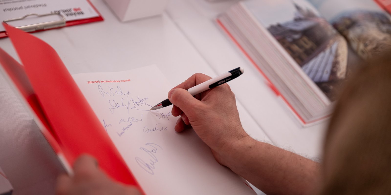 Darujte pod stromeček kus jihlavské historie: Vánoční autogramiáda knihy JAM